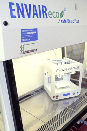 Bild eines 3D-Druckers mit der Sicherheitswerkbank ENVAIR eco safe Basic Plus